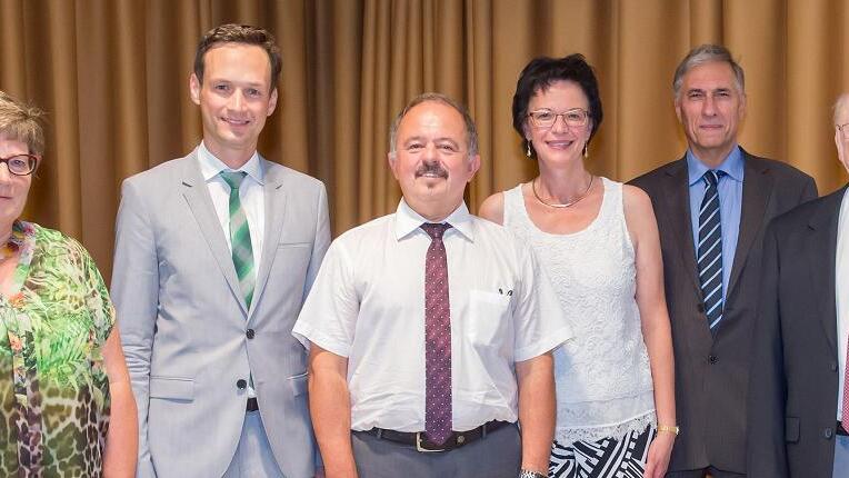 Bei der Verabschiedung von Schulleiter Rainer Herzing. Von links: Studiendirektorin Dagmar Raab, Landrat Florian Töpper, Rainer Herzing, die stellvertretende Schulleiterin Margit Schubert, Mitarbeiter der Ministerialbeauftragten Rainer Hubl und Vorgänger Arnold Rümmele.