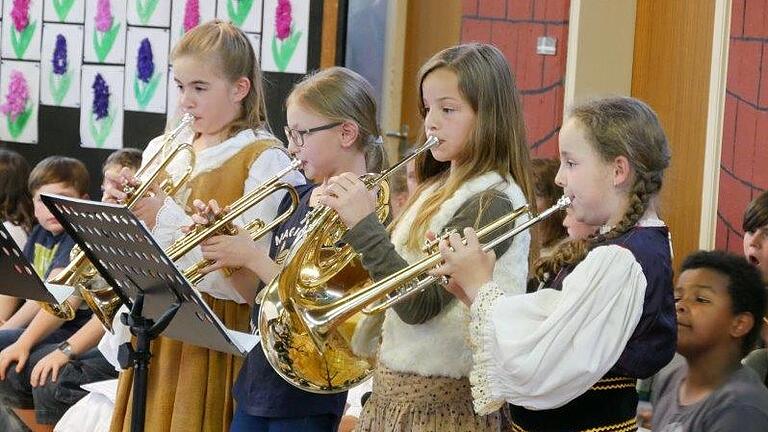 Die Bläsergruppe bei ihrem Auftritt in der Drei-Franken-Grundschule.