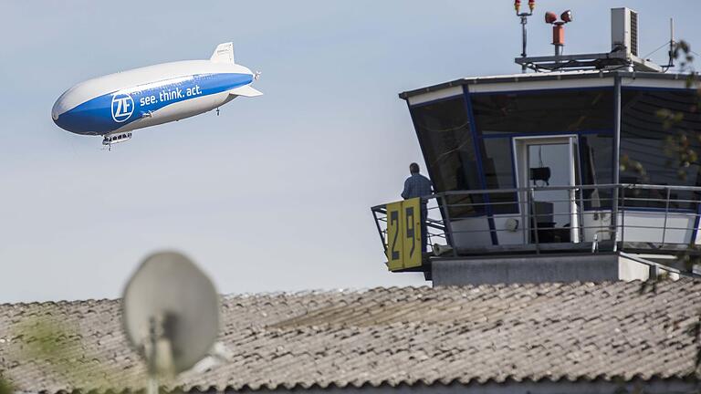 Auch das gab es schon am Flugplatz Haßfurt: Die Landung eines Zeppelins im September 2018. Das ändert aber nichts daran, dass der Verkehrslandeplatz heftig umstritten ist.