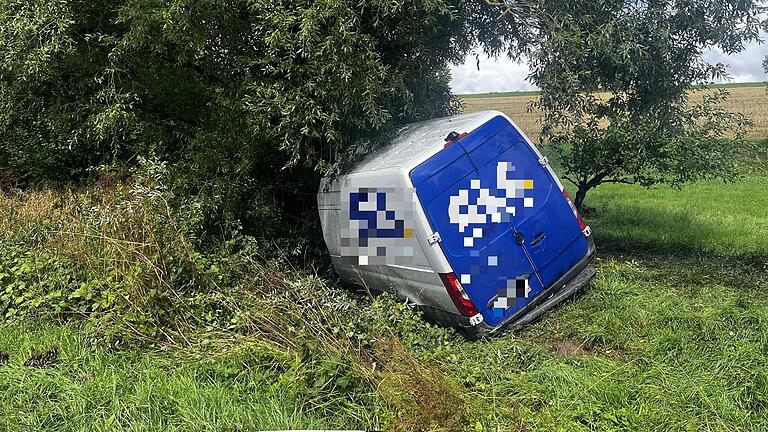 Zwischen Steinbach und Schönbach kam ein Paketzustellfahrzeug von der Fahrbahn ab. Der Fahrer wurde dabei schwer verletzt.