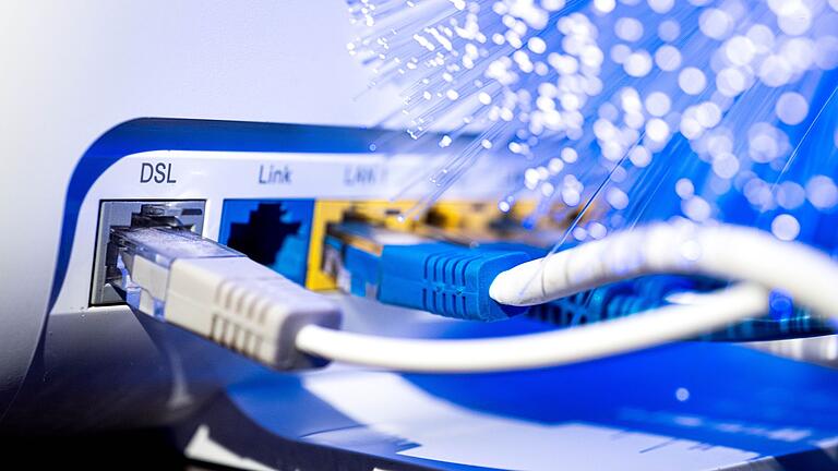 Netzwerkkabel stecken in einem Router       -  &bdquo;Recht auf schnelles Internet&rdquo;: Wird das Mindesttempo bei der Internetverbindung nicht erreicht, können sich Betroffene bei der Bundesnetzagentur melden.