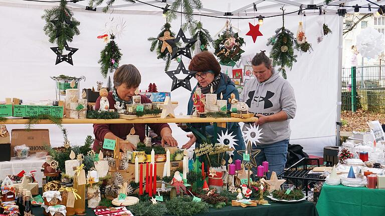 Beim Gerolzhöfer Weihnachtssammelsurium konnten die Besucherinnen und Besucher bei vielen verschiedenen Ständen im Spitalgarten und Bürgerspital vorbeischauen. Die meisten der Händlerinnen und Händler verkauften selbstgemachte Weihnachtsdeko.