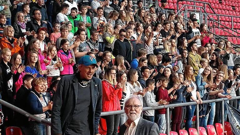 Der Fanblock mit den Schülern der Mittelschule Mellrichstadt sorgte am Abend für Stimmung beim Lindenberg-Konzert. Im Vordergrund Konrektor Achim Libischer und Schulchef Egon Bauß (von links).