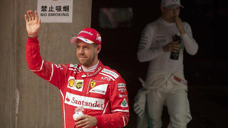 Sebastian Vettel       -  Sebastian Vettel (l.) möchte den WM-Kampf bis zum letzten Rennen offen halten. Foto: Mark Schiefelbein