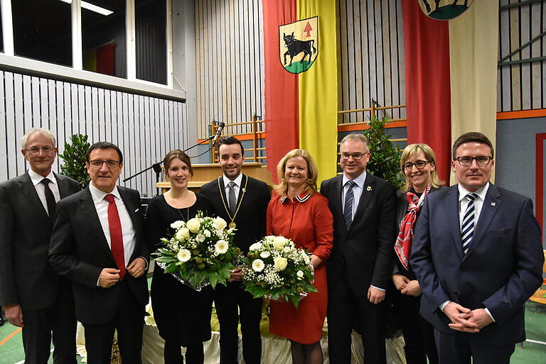 Bei der Amtseinführung von Bürgermeister Johannes Leibold (Vierter von links) (von links): Bürgermeistersprecher Elmar Haas, Landtagsabgeordneter Wolfgang Reinhart, Nicole Leibold, Amtsvorgängerin Anette Schmidt, Erster Bürgermeisterstellvertreter Sven Schultheiß, Bundestagsabgeordnete Nina Warken und Erster Landesbeamter Christoph Schauder.