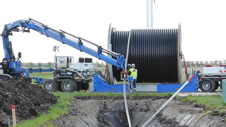 Solche Stromkabel für die Suedlink-Gleichstromtrasse Brunsbüttel-Großgartach werden auf etwa zehn Kilometer Länge durch die Gemeinde Wasserlosen in die Erde verlegt.