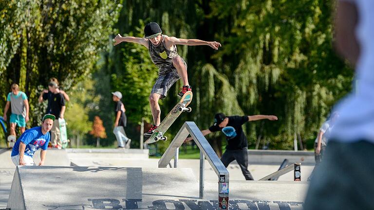 Der Skatepark auf den Zellerauer Mainwiesen ist bei Würzburger Sportlerinnen und Sportlern beliebt. Doch Würzburg hat noch zahlreiche andere Orte für kostenlosen Outdoor-Sport zu bieten. Der Skatepark auf den Zellerauer Mainwiesen ist bei Würzburger Sportlerinnen und Sportlern beliebt. Doch Würzburg hat noch zahlreiche andere Orte für kostenlosen Outdoor-Sport zu bieten.