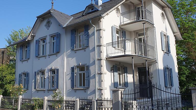 Die Villa am Schloss Werneck wurde um 1900 erbaut und umfangreich saniert. Dabei wurde darauf geachtet, die denkmalgeschützte Bausubstanz bestmöglich zu erhalten. Die Villa am Schloss Werneck wurde um 1900 erbaut und umfangreich saniert. Dabei wurde darauf geachtet, die denkmalgeschützte Bausubstanz bestmöglich zu erhalten.