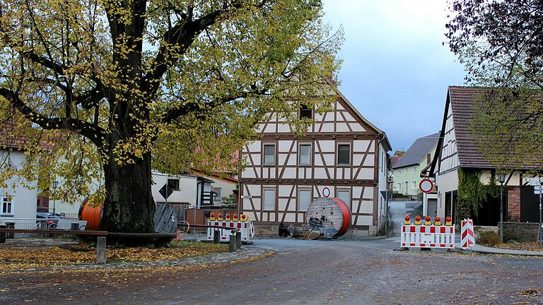 Bald kehrt Winterruhe ein, die Ortsdurchfahrt bleibt bis zum Beginn des nächsten Teilabschnitts offen. Bald kehrt Winterruhe ein, die Ortsdurchfahrt bleibt bis zum Beginn des nächsten Teilabschnitts offen.