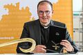 Der ernannte Würzburger Weihbischof Paul Reder zeigt&nbsp; bei einer Pressekonferenz seine Insignien: den Bischofsstab (links) sowie das Bischofskreuz. Beides hat er sich aus dem Fundus der Diözese ausgesucht.