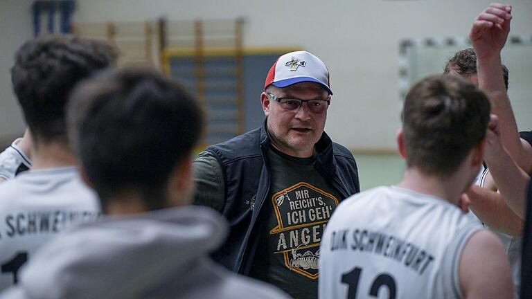 Schweinfurts 'Mister Basketball', Klaus Ludwig, macht als DJK-Trainer weiter. Aber in einer anderen Liga und mit einer fast komplett neuen Mannschaft.