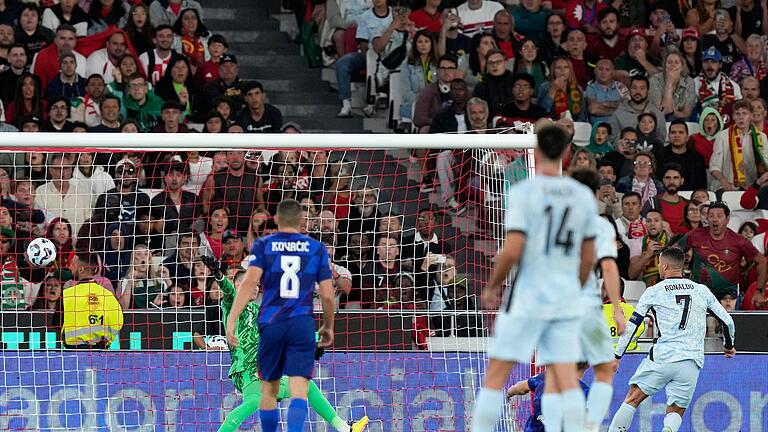 Portugal - Kroatien       -  Portugals Cristiano Ronaldo trifft in der Nations League gegen Kroatien und schießt damit das 900. Tor seiner Profikarriere.