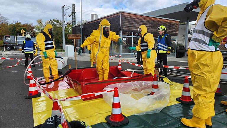 Die Übung der Dekontaminationskette bei der Feuerwehrschule Würzburg.