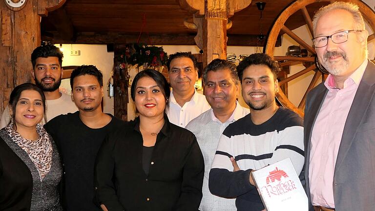 Bürgermeister Michael Gram (rechts) gratulierte zur Eröffnung des Familienbetriebes Binla Bangar (von links), Ashish Virdi, Satwinder Singh, Sonia Moritz, Surjit Singh, Davinder Moritz und Saggar Singh.