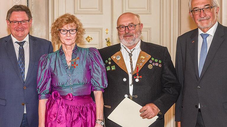 Das Verdienstkreuz am Bande des Verdienstordens der Bundesrepublik Deutschland überreichten Staatssekretär Gerhard Eck (links) und Regierungspräsident Paul Beinhofer (rechts) im Fürstensaal der Residenz in Würzburg an Helga und Ludwig Heise aus Zellingen. Das Verdienstkreuz am Bande des Verdienstordens der Bundesrepublik Deutschland überreichten Staatssekretär Gerhard Eck (links) und Regierungspräsident Paul Beinhofer (rechts) im Fürstensaal der Residenz in Würzburg an Helga und Ludwig Heise aus Zellingen.