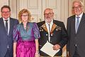 Das Verdienstkreuz am Bande des Verdienstordens der Bundesrepublik Deutschland überreichten Staatssekretär Gerhard Eck (links) und Regierungspräsident Paul Beinhofer (rechts) im Fürstensaal der Residenz in Würzburg an Helga und Ludwig Heise aus Zellingen.