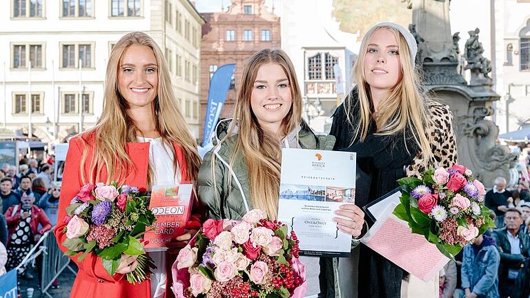 Der erste Platz geht an Anne Hohmann (Mitte), gefolgt von der Zweitplatzierten Sophie Unsleber (rechts) und Lisa Dehning auf dem dritten Platz.