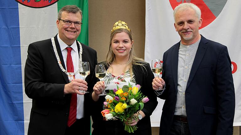 Gemeinsam letztmals in offizieller Mission beim Neujahrsempfang ließen sich Weinprinzessin Charlotte Stephan und Bürgermeister Markus Höfling den diesjährigen Neujahrswein von Winzer Artur Öchsner kredenzen. Gemeinsam letztmals in offizieller Mission beim Neujahrsempfang ließen sich Weinprinzessin Charlotte Stephan und Bürgermeister Markus Höfling den diesjährigen Neujahrswein von Winzer Artur Öchsner kredenzen.