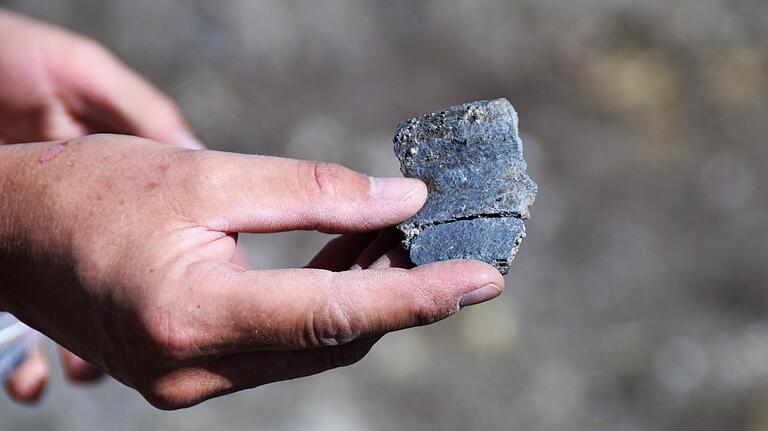 Etliche Scherben von Gefäßen fördern die Archäologen zutage, darunter auch sogenannte Mayener Ware, die einen längeren Weg hinter sich hat, bevor sie ins Land der Franken gelangte. Etliche Scherben von Gefäßen fördern die Archäologen zutage, darunter auch sogenannte Mayener Ware, die einen längeren Weg hinter sich hat, bevor sie ins Land der Franken gelangte.