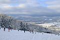 Trotz geschlossener Liftanlagen war am ersten Wochenende des neuen Jahres viel los in der Rhön. Perfekte Schneebedingungen lockten zahlreiche Wintersportler aus der ganzen Region. Unser Foto zeigt den Rothang am Kreuzberg.