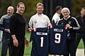 Patriots-Trikots.jpeg       -  Ex-Football-Profi Markus Kuhn präsentiert mit Bundestrainer Julian Nagelsmann und Sportdirektor Rudi Völler die NFL-Trikots der New England Patriots.