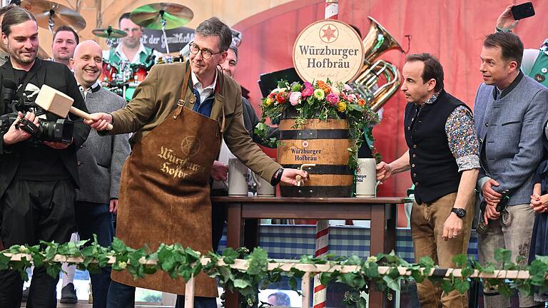 Frühlingsgefühle: Mit dem traditionellen Bieranstich durch Oberbürgermeister Christian Schuchardt startet am Samstag (09.03.24) das Frühjahrsvolksfest auf der Talavera in Würzburg. Zahlreiche Besucherinnen und Besucher bevölkern bereits am Nachmittag bei milden 15 Grad und Sonnenschein den Festplatz.