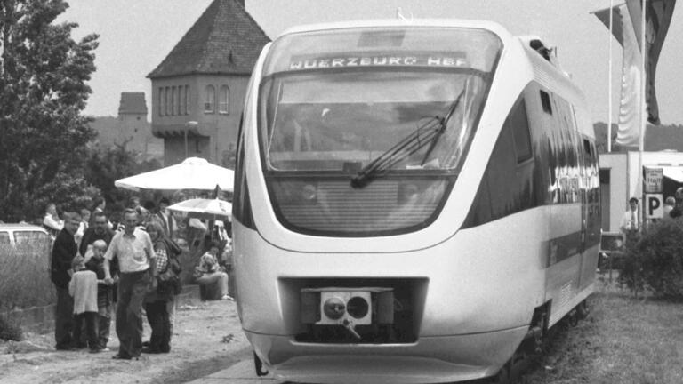 Damals der Inbegriff von modernem Schienenpersonennahverkehr: der Prototyp des brandneuen Leichttriebwagens 'Talent' von Talbot pendelte am 1. Juni 1996 zwischen Volkach Astheim und dem Würzburger Hauptbahnhof.