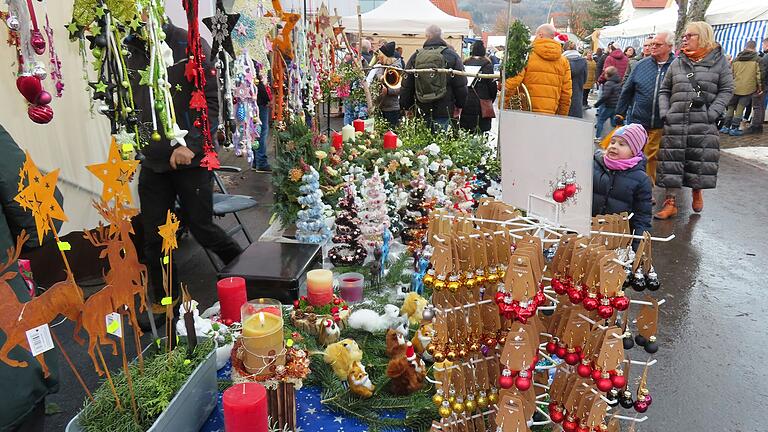 Beim Weihnachtsmarkt in Langenleiten konnten sich die Besucher auf die Adventszeit einstimmen. Beim Weihnachtsmarkt in Langenleiten konnten sich die Besucher auf die Adventszeit einstimmen.