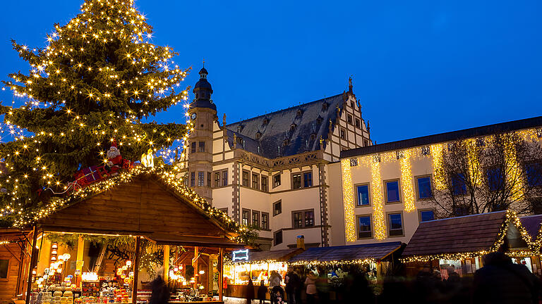 Blaue Stunde am Schweinfurter Weihnachtsmarkt. Noch bis Sonntag ist er geöffnet.