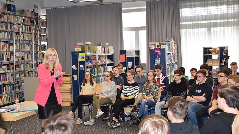 Staatssekretärin Anna Stolz im Gespräch mit den Schülern der 10. Jahrgangsstufe am Balthasar-Neumann-Gymnasium in Marktheidenfeld.