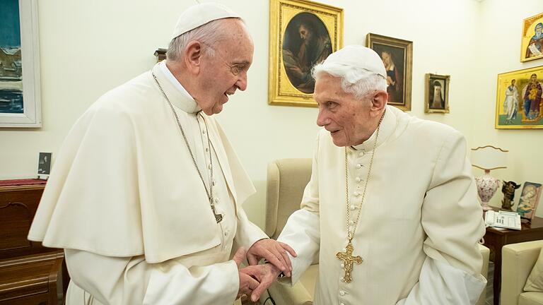 Das Archivfoto zeigt Papst Franziskus (links) und den emeritierten Papst Benedikt XVI. im Gespräch im Kloster Mater Ecclesiae in Rom.&nbsp; &nbsp;