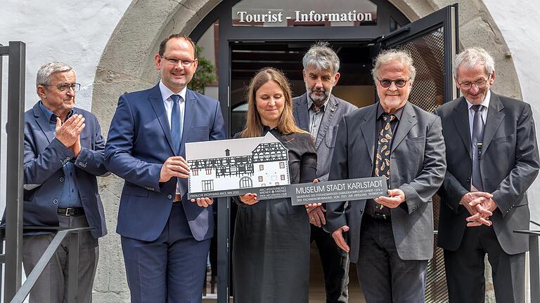 Die offizielle Schlüsselübergabe für das Museum Karlstadt: (von links): Wolfgang Merklein (Historischer Verein), Bürgermeister Michael Hombach,&nbsp; Silja Wiener, Gernot Meier, Alfred Wiener (alle Architekturbüro Wiener) und Jürgen Lenssen.