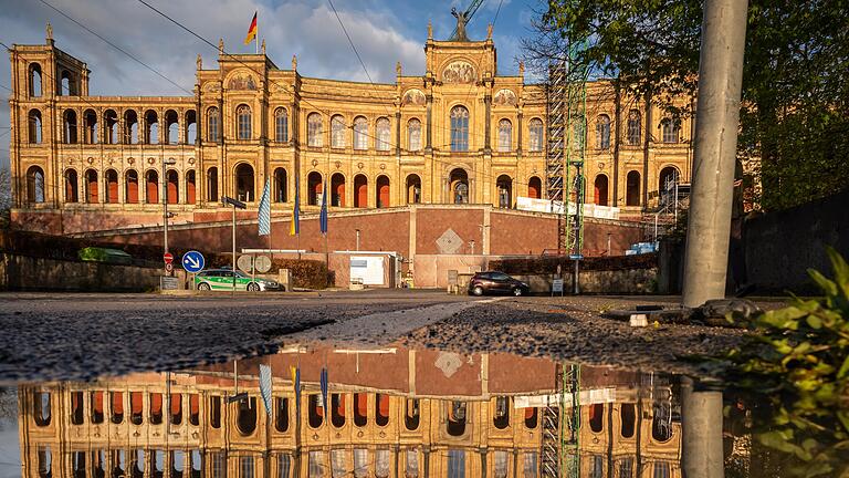 Das Maximilianeum in München: Im Herbst 2023&nbsp; wird ein neuer Bayerischer Landtag gewählt. In diesen Tagen starten die Parteien mit der Nominierung von Kandidatinnen und Kandidaten.