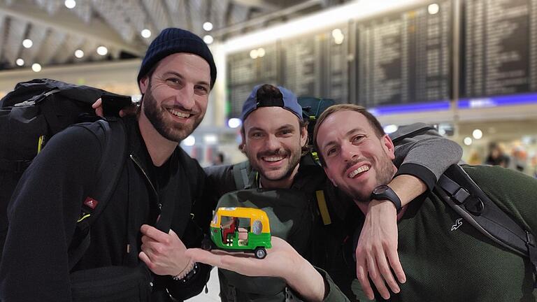 Vor dem Abflug am Frankfurter Flughafen stieg die Vorfreude auf die 15 anstehenden Tage bei Florian Brückner, Marcel Brendel und Adrian Winheim (von links).