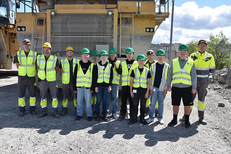 Erlebnistag von Anfang an: Die Schülergruppe der Realschule Marktheidenfeld vor dem Schwer-Kraftwagen, der im Steinbruch von Heidelberg Materials im Einsatz ist.