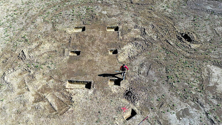 Ausgrabungen Baustelle Kino Langerringen.jpeg       -  Bodenverfärbungen lassen auf Pfähle schließen, mit denen die Menschen vor über 4000 Jahren ein Haus gebaut hatten.