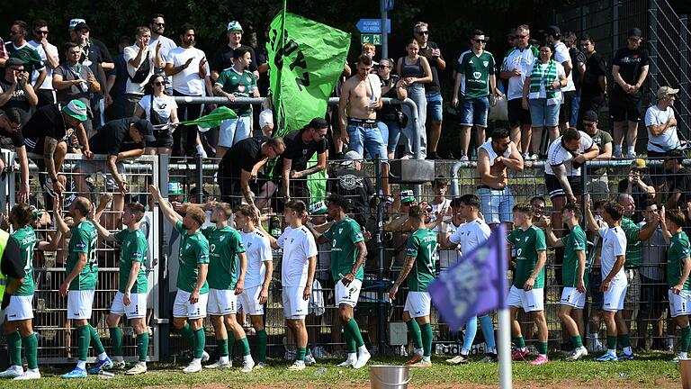 Aufmunternde Worte: Nach der 1:2-Niederlage in Bamberg fanden die Spieler des FC 05 Schweinfurt Trost bei ihren Fans.