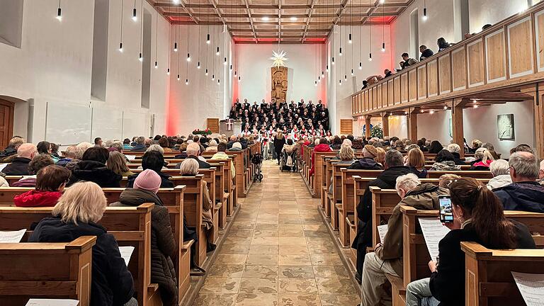 Die vollbesetzte Christuskirche beim Adventssingen.
