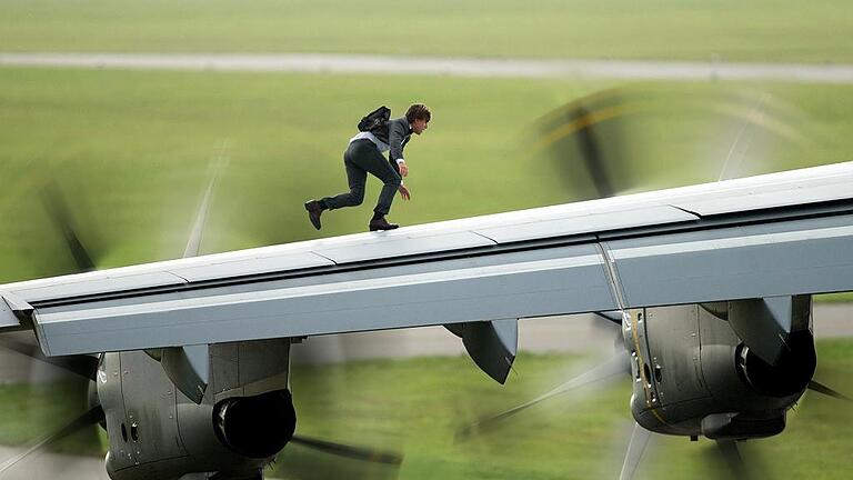 «Mission: Impossible Rogue Nation» mit Tom Cruise       -  Bekanntes Flugobjekt: Tom Cruise auf der Tragfläche eines Militärflugzeuges (Szene aus &bdquo;Mission Impossible &ndash; Rogue Nation&ldquo;).