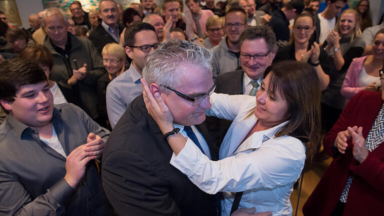 „Willi, Willi“-Rufe: Warmuth gewinnt Stichwahl - Gerührt vom Erfolg landet der wiedergewählte Bürgermeister in den Armen seiner Partnerin Iris Yahya. „Willi, Willi“-Rufe: Warmuth gewinnt Stichwahl - Gerührt vom Erfolg landet der wiedergewählte Bürgermeister in den Armen seiner Partnerin Iris Yahya.