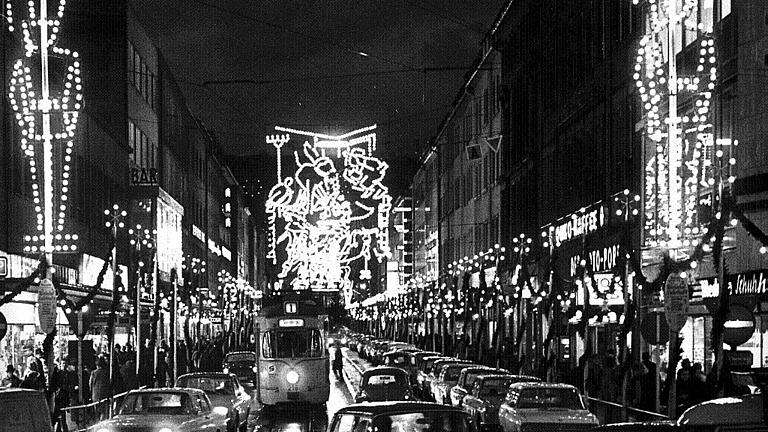 Domstraße       -  So festlich sah es im Dezember 1970 in der Kaiserstraße aus.