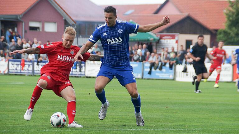 Anfang August gelang dem TSV Aubstadt (links Jens Trunk) ein ungefährdeter 4:0-Sieg gegen Viktoria Aschaffenburg (rechts Elmir Muhic). Im Rückspiel dürfte es deutlich spannender werden.