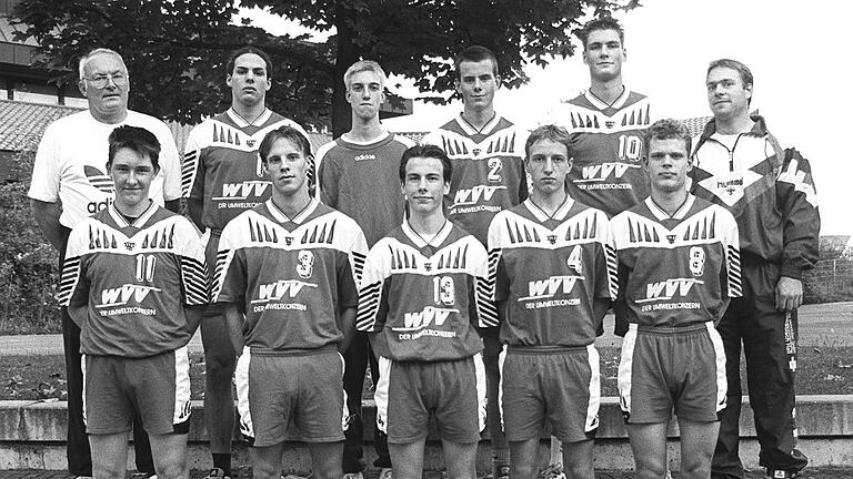 Familienfoto: Carsten Lichtlein (oben, Zweiter von rechts) im Jahr 1998 mit der Mannschaft seines Heimatvereins TG Heidingsfeld, die sein Vater Artur Lichtlein (oben links) trainierte.