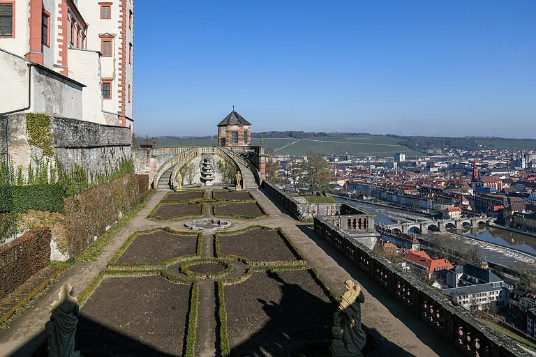 Blick vom Fürstengarten auf die Stadt. Er wird lange komplett geschlossen bleiben, weil der Garten, seine Treppenanlagen und die Pavillons ebenfalls saniert werden