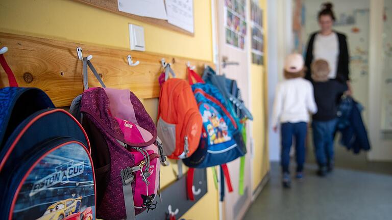 Der Platz in den vorhandenen Kindertagesstätten in Gerolzhofen reicht künftig nicht aus, um alle Kinder auf der Warteliste unterzubringen. Die Stadt hat deshalb im Januar grundsätzlich beschlossen, einen weiteren Kindergarten zu errichten. Wo und wie dieser entstehen soll, bleibt aber weiter ungeklärt. Der Platz in den vorhandenen Kindertagesstätten in Gerolzhofen reicht künftig nicht aus, um alle Kinder auf der Warteliste unterzubringen. Die Stadt hat deshalb im Januar grundsätzlich beschlossen, einen weiteren Kindergarten zu errichten. Wo und wie dieser entstehen soll, bleibt aber weiter ungeklärt.