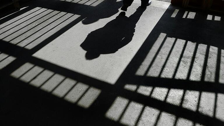 Ein 38-Jähriger befindet sich in Untersuchungshaft. Er soll versucht haben, in Zeil seinen zwei Monate alten Sohn zu töten. (Symbolfoto) Ein 38-Jähriger befindet sich in Untersuchungshaft. Er soll versucht haben, in Zeil seinen zwei Monate alten Sohn zu töten. (Symbolfoto)