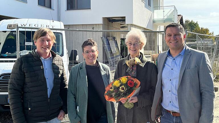 Glücklich, dass das Projekt Seniorenzentrum jetzt auch einen Namen hat: Investor Peter Greiner, Greiner Immobilien, Eva-Maria Pscheidl, Caritasverband Stadt und Landkreis Würzburg, Gewinnerin des Namenswettbewerbs Adelheid von Schwerin und Bürgermeister Michael Sedelmayer. Glücklich, dass das Projekt Seniorenzentrum jetzt auch einen Namen hat: Investor Peter Greiner, Greiner Immobilien, Eva-Maria Pscheidl, Caritasverband Stadt und Landkreis Würzburg, Gewinnerin des Namenswettbewerbs Adelheid von Schwerin und Bürgermeister Michael Sedelmayer.