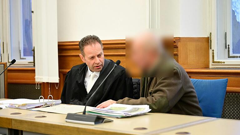 Rechtsanwalt Oliver Heinekamp (links) und der angeklagte Jäger, der zunächst auch das Urteil in zweiter Instanz nicht akzeptiert. Rechtsanwalt Oliver Heinekamp (links) und der angeklagte Jäger, der zunächst auch das Urteil in zweiter Instanz nicht akzeptiert. 