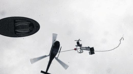 Schwebende Lasten: Der Hubschrauber mit angehängtem Signalmast über dem Partensteiner Bahnhof.