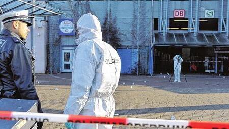 Ermittlungen: Nach dem Schusswechsel untersucht die Spurensicherung den Tatort am Bahnhof im Stuttgarter Stadtteil Untertürkheim.